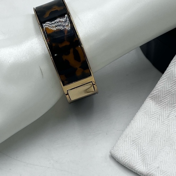 J Crew Tortoise Gold Hinge clamp bracelet Bangle Width: 3/4" - Picture 4 of 16